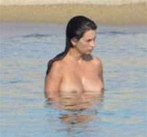 【朗報】ヌーディストビーチに ”世界で最もセクシーな女性” 現る。おっぱいデケぇえええ ポッカキット