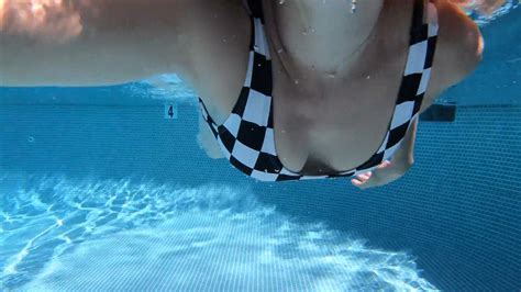 ijustine cleavage and pokies in a swimsuit from the video samsung s9 underwater test