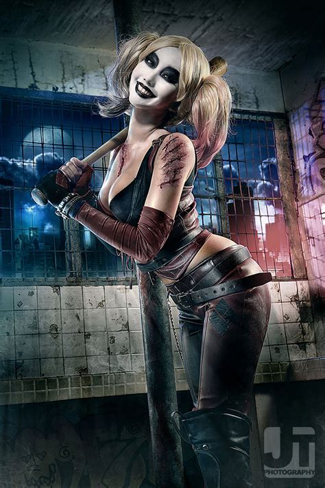 Harley Quinn Says Hello In This Awesome Cosplay
