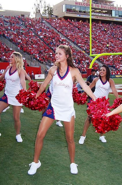 Drakesdrumuk Fresno State Cheerleader Shakes It