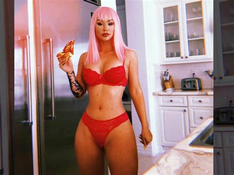 there s nothing cheesy about iggy azalea s sexy 🍕 pic