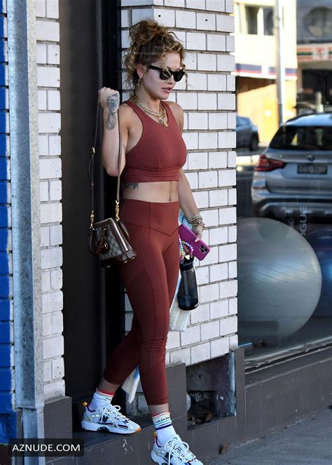 rita ora sexy flaunts her toned abs after wrapping up another gym