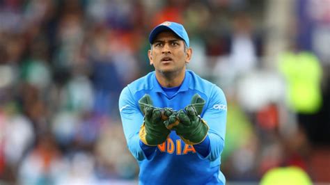 former australian cricketer said dhoni should play 2