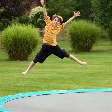 kind springt auf dem trampolin trampolin test recherche vergleich