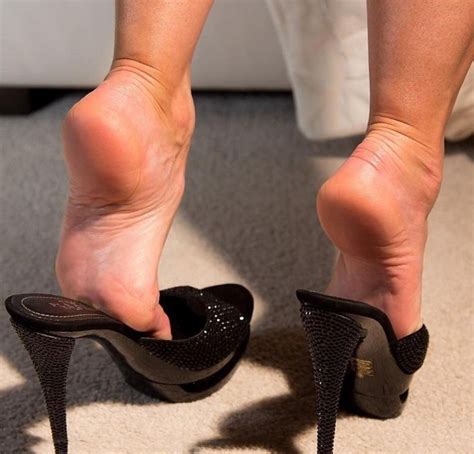 pin on sexy women feet showing soles in sandals