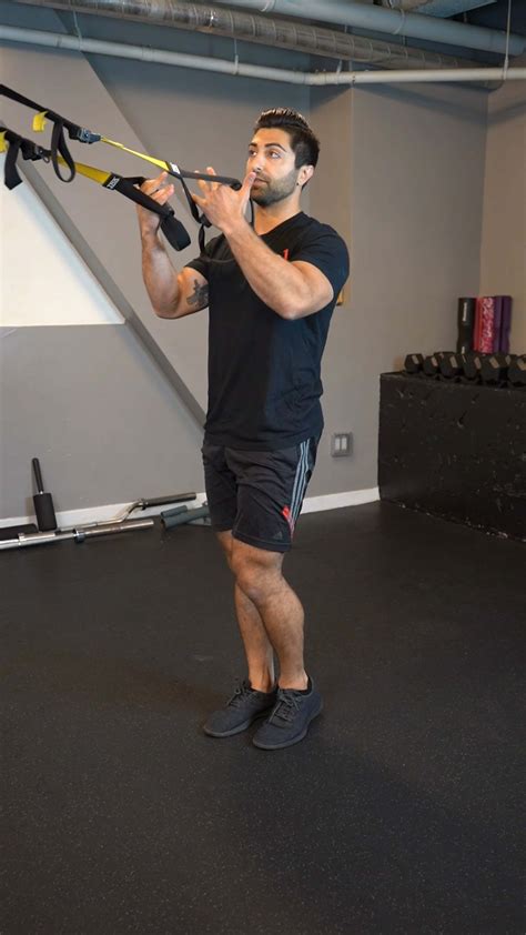 single leg squat with trx 𝙏𝙝𝙚 𝙋𝙧𝙚𝙝𝙖𝙗 𝙂𝙪𝙮𝙨 online physical therapy