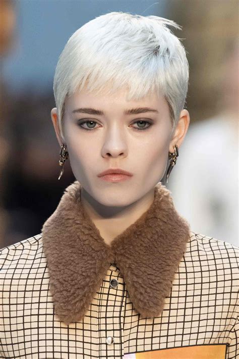 Capelli corti anticonformisti, capelli corti. Tagli capelli corti 2020, idee sfilate: dal micro bob al pixie rock