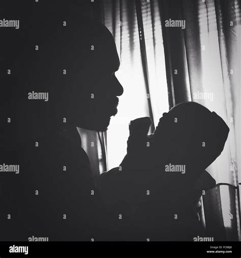 seitenansicht der silhouette mann mit baby stockfotografie alamy