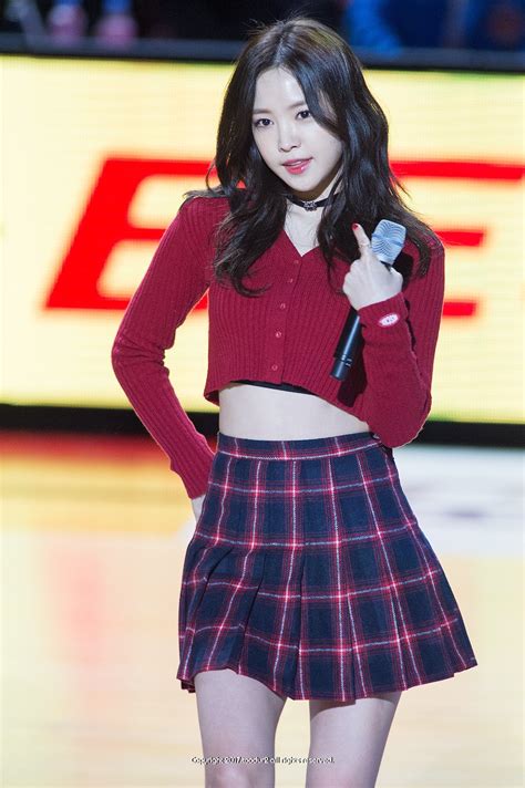 Apink Naeun Shows Off Sexy Abs With Recent Stage Outfit