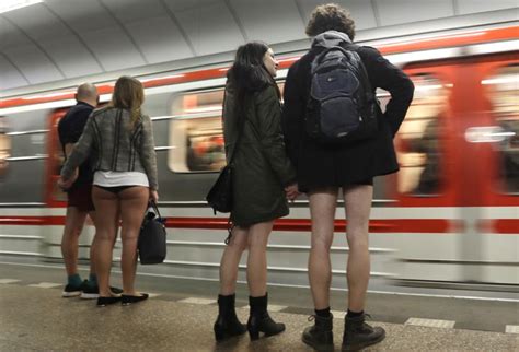 fotogalerÍa miles de personas viajan sin pantalones en el metro