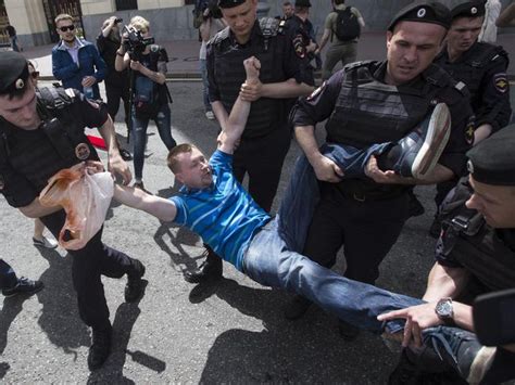 gay rights activists arrested in moscow