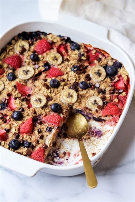 berry banana baked oatmeal with chocolate chips vegan