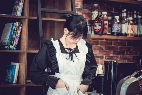Девушки в костюмах горничных фотографии из японских мейд кафе 7
