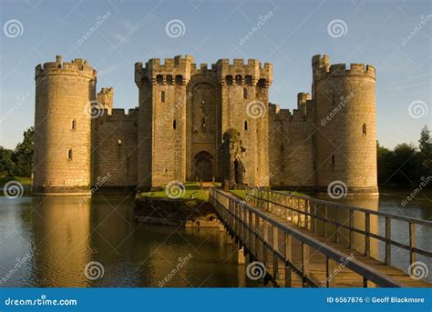 ophaalbrug van de ingang van het kasteel van bodiam de noordelijke stock foto image  rogge