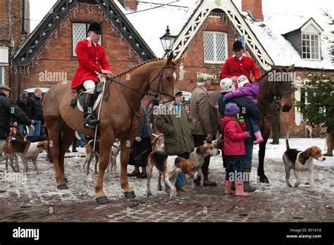 boxing day hunt meet  market bosworth leicestershire picture shows  hunt assembling