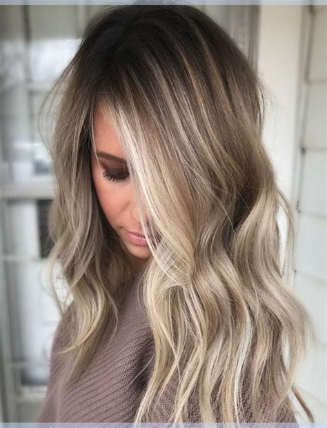 elegante kühle tonte soft ash blonde balayage haarfarbe