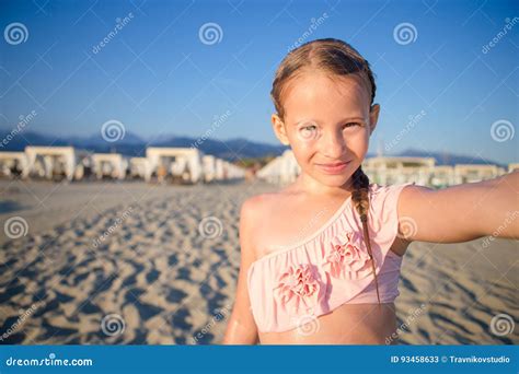 Gelukkig Meisje Die Selfie Bij Tropisch Strand Op Exotisch Eiland