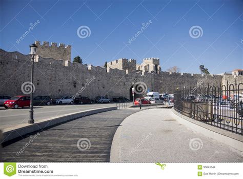 stadsmuur  de stad van rhodos griekenland redactionele stock afbeelding image  grieks