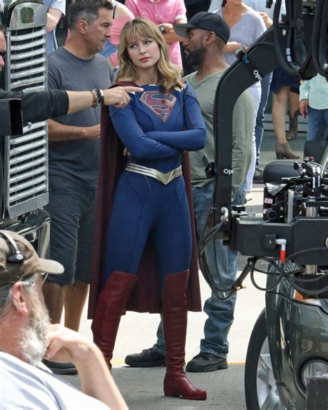 melissa benoist on the set of supergirl in her new costume 空飛ぶヒロインの新コスチュームを身に着けたメリッサ・ベノイストが初めて