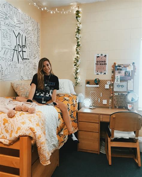 Pin By Chloe Wallace On College Beautiful Dorm Room College Dorm