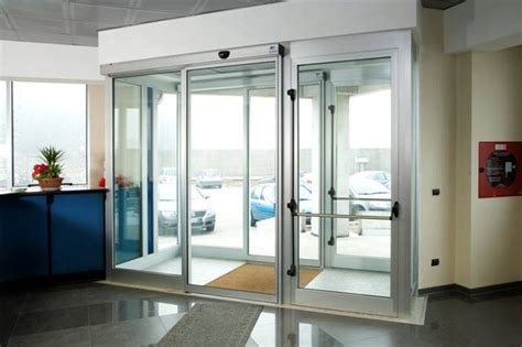 Il sistema di ante scorrevoli sospese per armadi si basa innanzitutto su un binario superiore che può essere fissato alla parete, al soffitto o incassato. Porte automatiche scorrevoli ridondanti per vie di fuga â LAB Moving