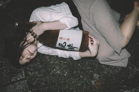 [忘年会シーズン]泥酔して一升瓶を抱きながら路上で寝てしまった女性の無料写真素材 Id 16391｜ぱくたそ