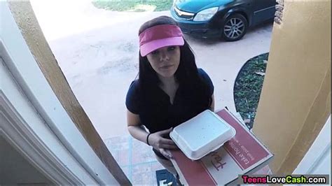 kimber woods delivers pizza and bangs customer for more tips xnxx