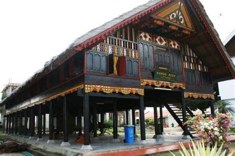 rumah adat indonesia
