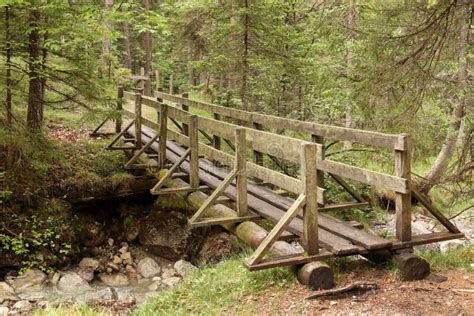 een oude houten brug  een rivier stock afbeelding image  hangend opschorting
