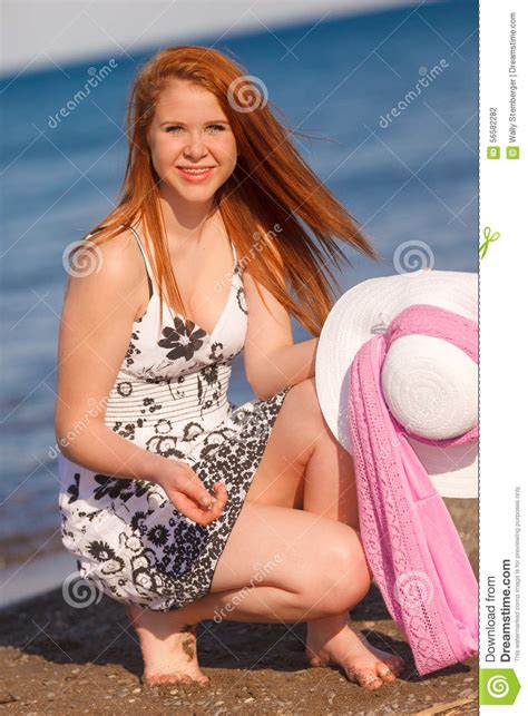 een aantrekkelijke tiener bij het strand met een witte