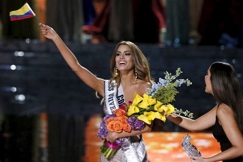 Awkward Steve Harvey Crowns Wrong Miss Universe