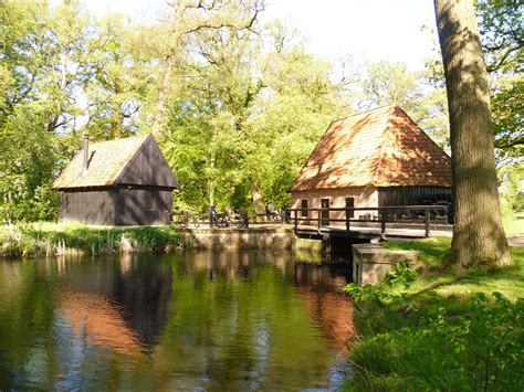 fraaie watermolen op het landgoed twickel de noordmolen nederland toerisme wandelen