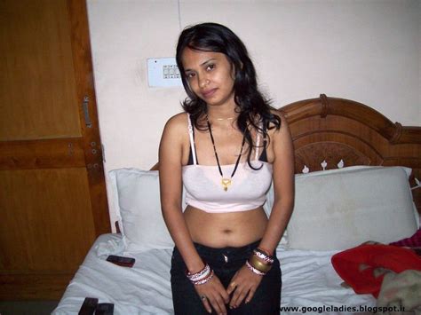 sexy indian girls real life exposing cleavage navel pics