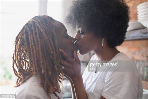 black lesbian kissing photos et images de collection getty images
