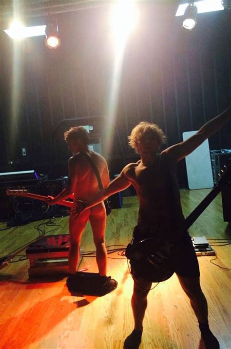 5 seconds of summer perks up rehearsal by getting naked