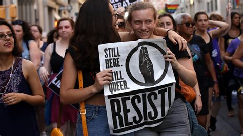 Foto’s Van Duizenden Lesbische Vrouwen Die Protesteren In De Straten