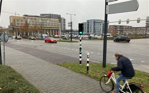 een stoplicht springt op rood een ander weer op groen  emmen wacht de fiets korter