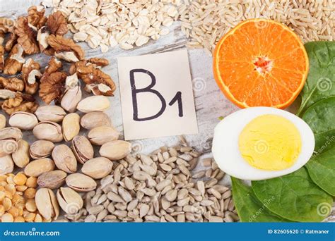 producten en ingredienten die vitamine  en dieetvezel gezonde voeding bevatten stock foto