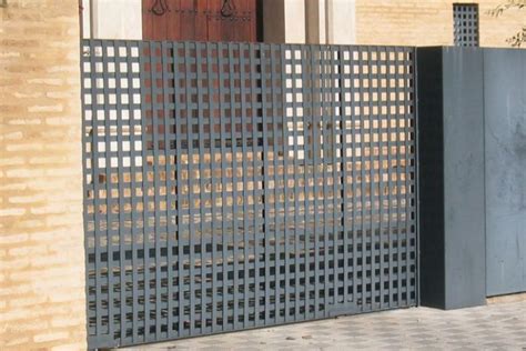 12 Puerta Corredera Con Pletinas Cuadriculadas – Lusan Puertas De Garaje
