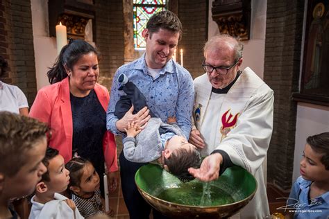 fotografie van doop  katholieke kerk rogier bos fotografie