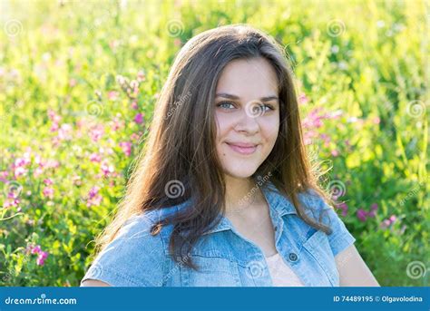 portret van meisje van  jaar  bloemweide stock afbeelding image  nave weide