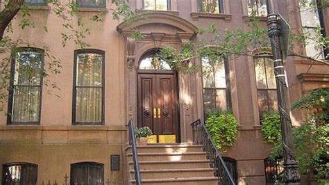 Carrie Bradshaw’s Apartment Building In New York Seen In Sex And The
