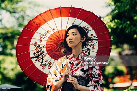 Wanita Jepang Dengan Payung Kertas Minyak Foto Stok Unduh Gambar