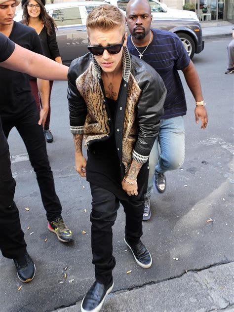 justin bieber starts yet another fight with the paparazzi this time in
