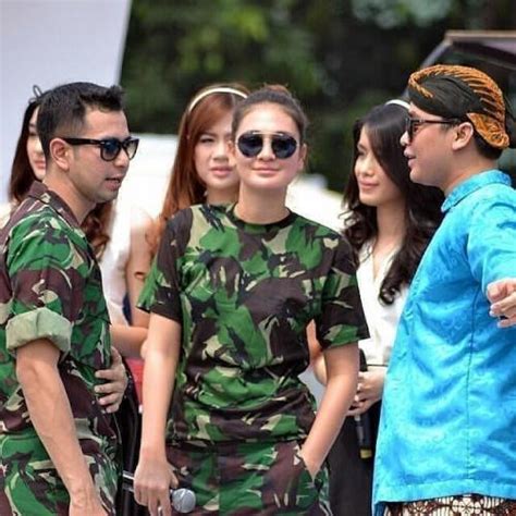 Army Look Ala Luna Maya Dan Cinta Laura Siapa Lebih Oke Matababe