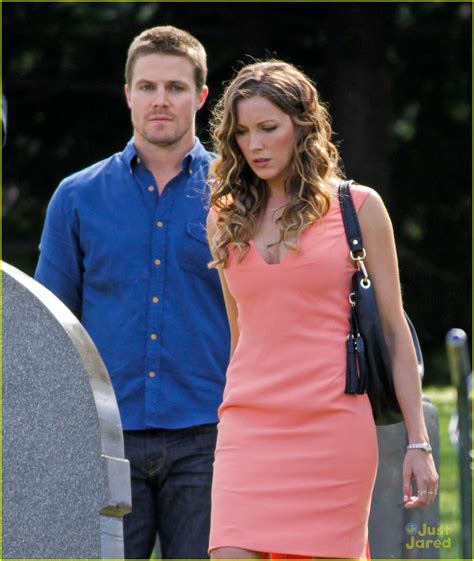 Katie Cassidy Kisses Stephen Amell S Cheek For Arrow