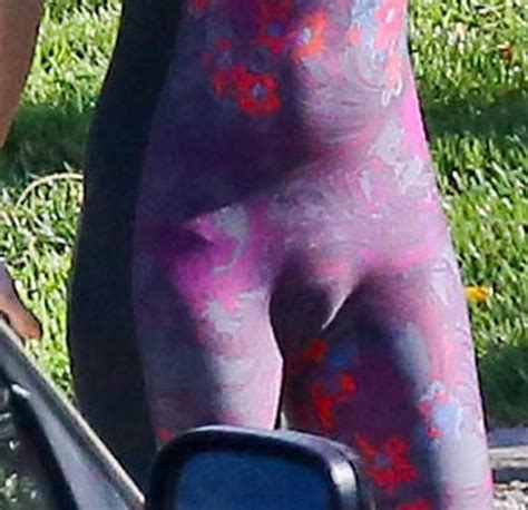 kate hudson exposes embarrassing camel toe in skintight