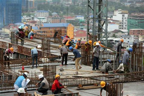 construction workers risk lives  riches  asean post