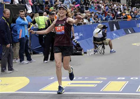 first woman to officially run boston marathon does it