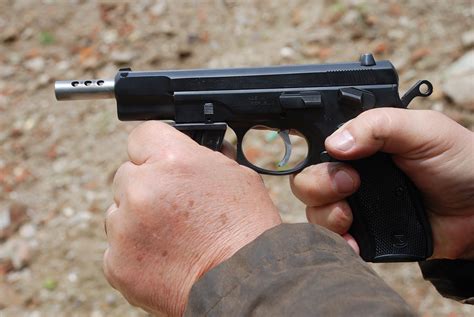 pistola cz  automatic armas de fuego